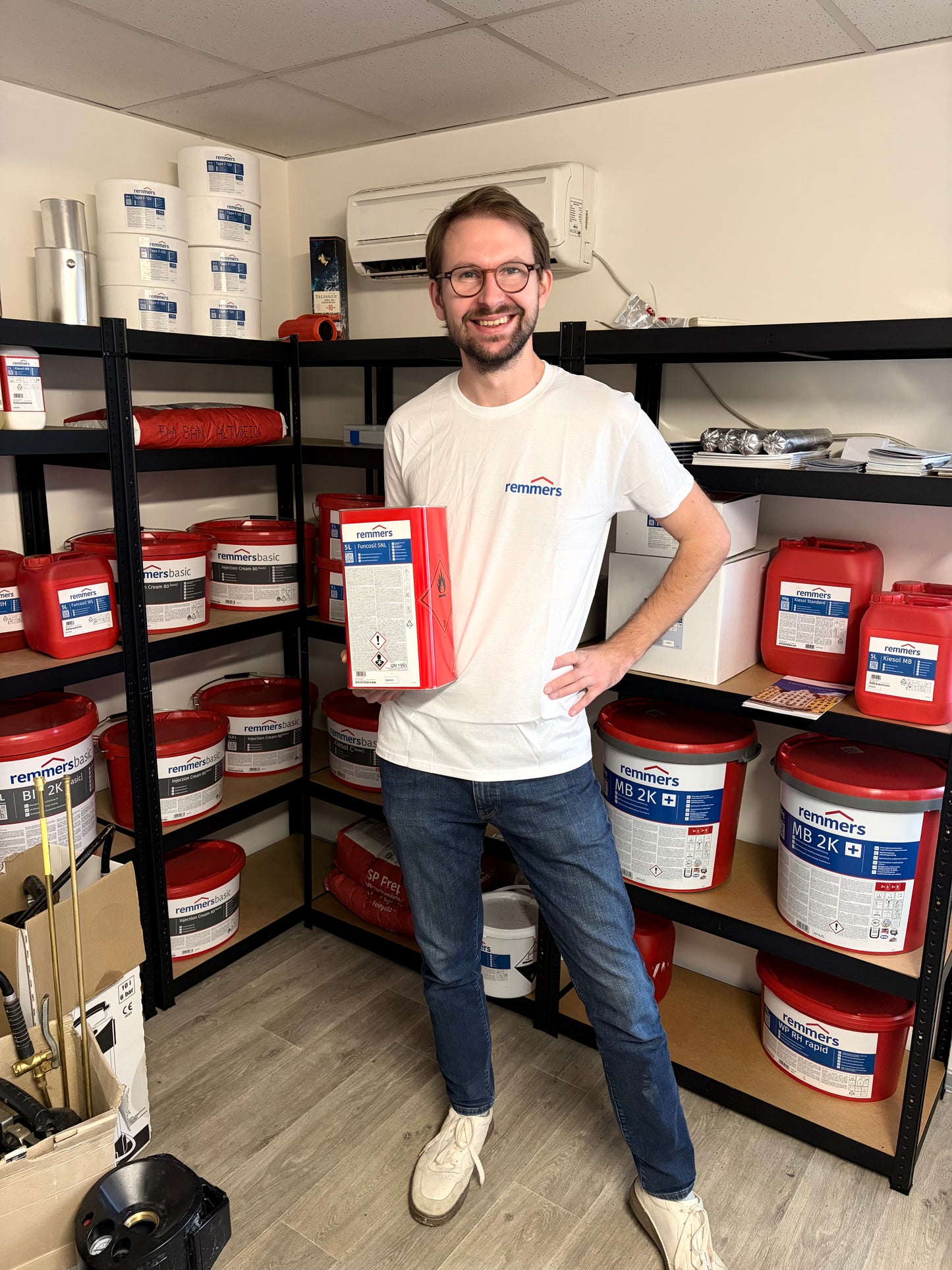 Kolega drží v ruce Funcosil SNL