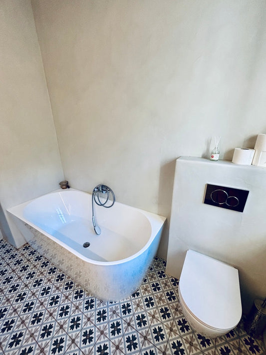 Hotová koupelna se stěrkou Sikagard 750 deco Epocem, byla to makačka, ale stálo to za to