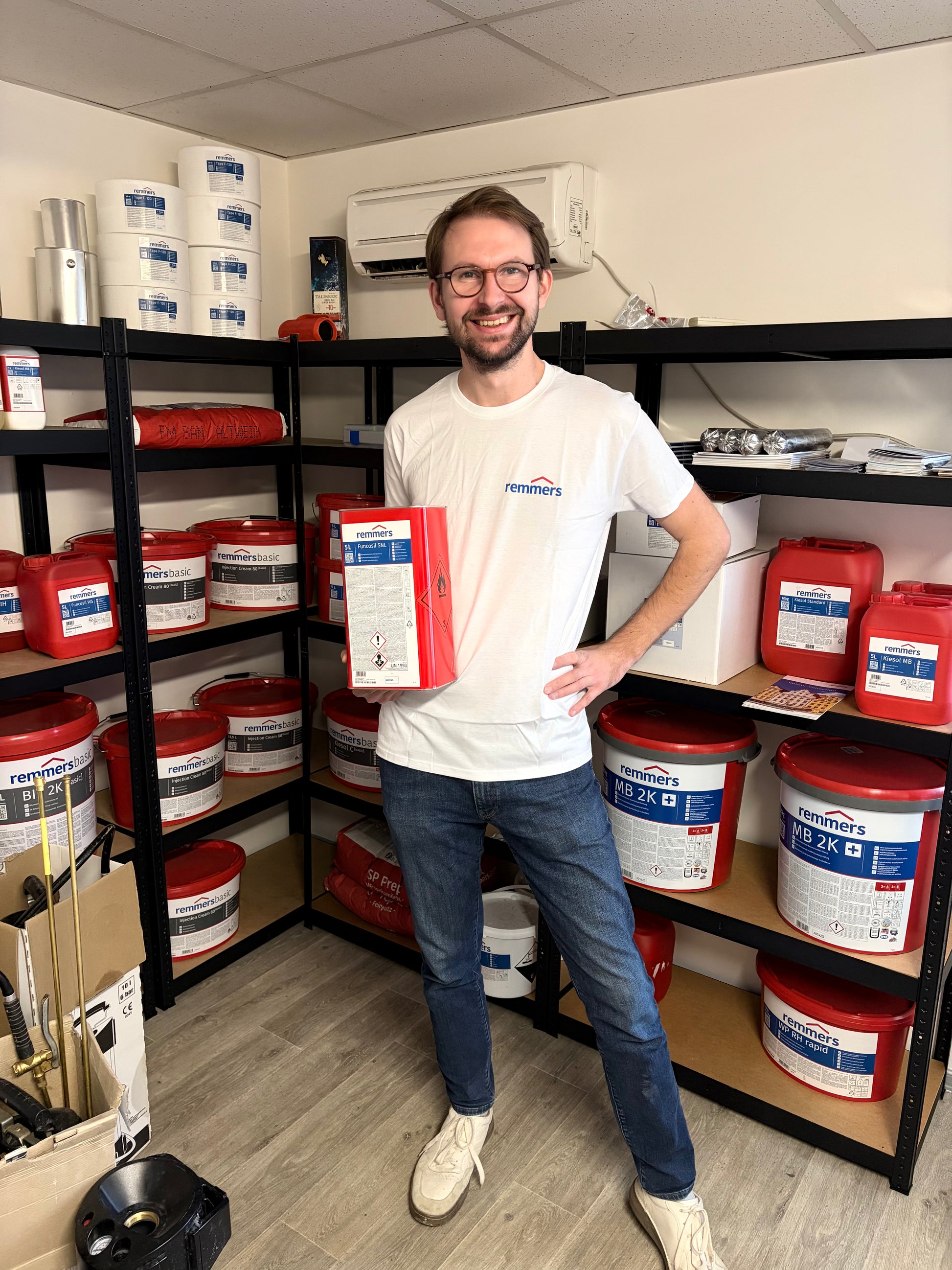 Kolega drží v ruce Funcosil SNL