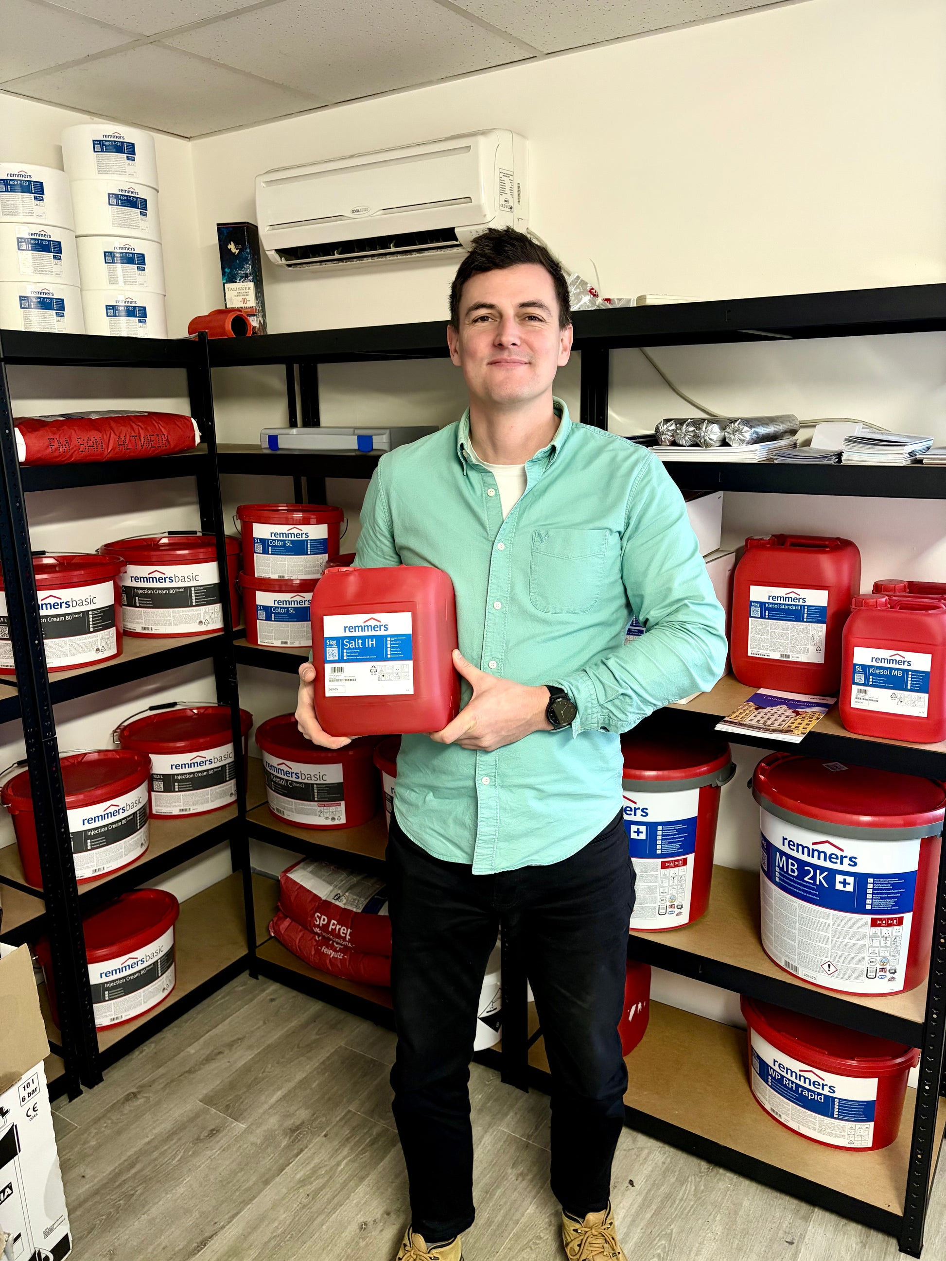 Kolega drží v ruce balení Salt IH