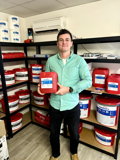 Kolega drží v ruce balení Salt IH