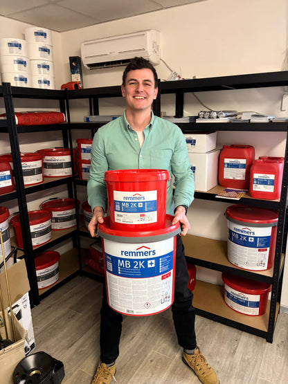 Kolega se snaží držet různé balení hybridní hydroizolační stěrky Remmers MB 2K