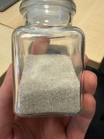 Sika Quartz Sand křemičitý písek frakce 0,3-0,8mm - detail zrnitosti a struktury písku pro stavební aplikace