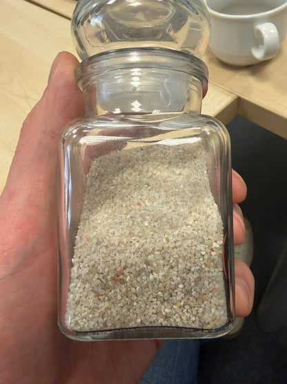 Sika Quartz Sand křemičitý písek frakce 0,6-1,2mm - střední zrnitost pro protiskluzové úpravy a vyrovnávací materiály