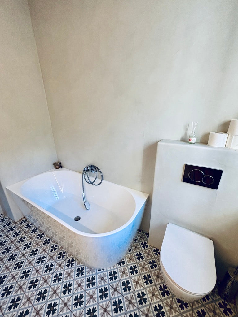 Hotová koupelna se stěrkou Sikagard 750 deco Epocem, byla to makačka, ale stálo to za to