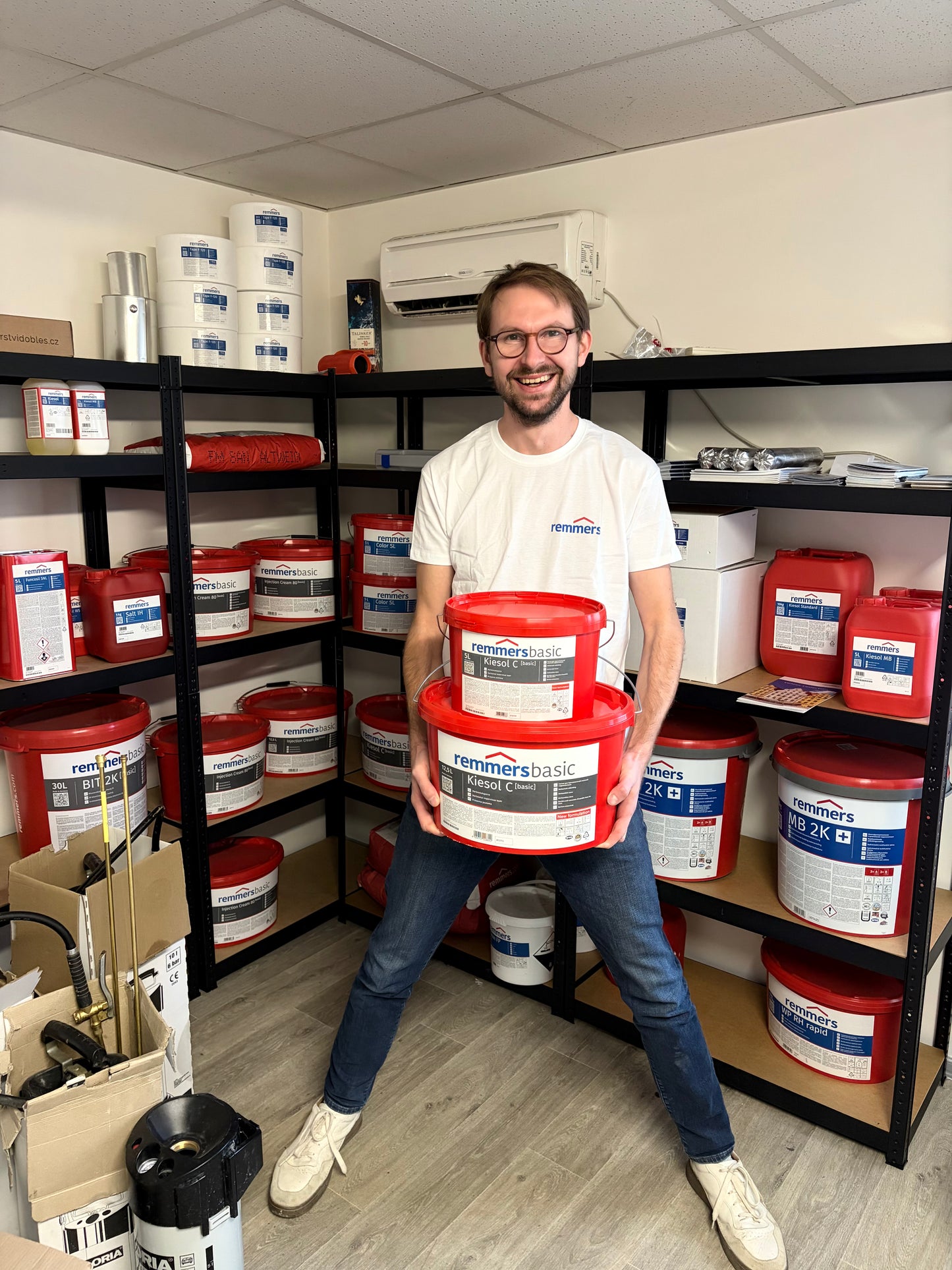 Kolega se snaží držet dvě balení krému nad sebou