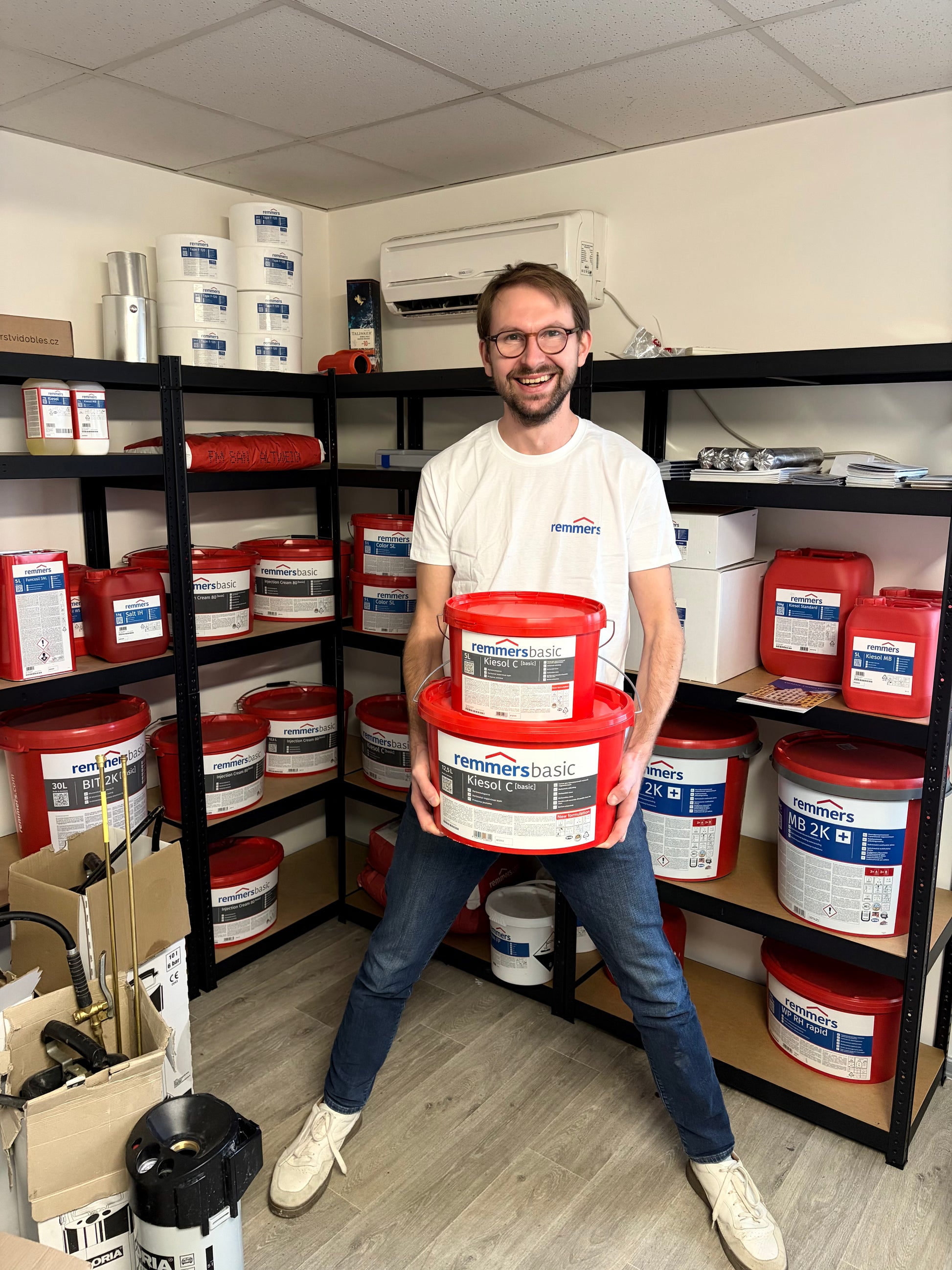 Kolega se snaží držet dvě balení krému nad sebou